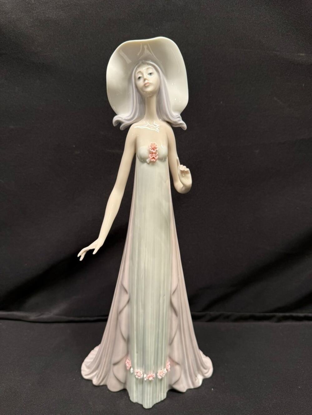 Vintage Lladro The Debutante Lady in Hat & Dress w/flowers Figurine 13.5" Spain